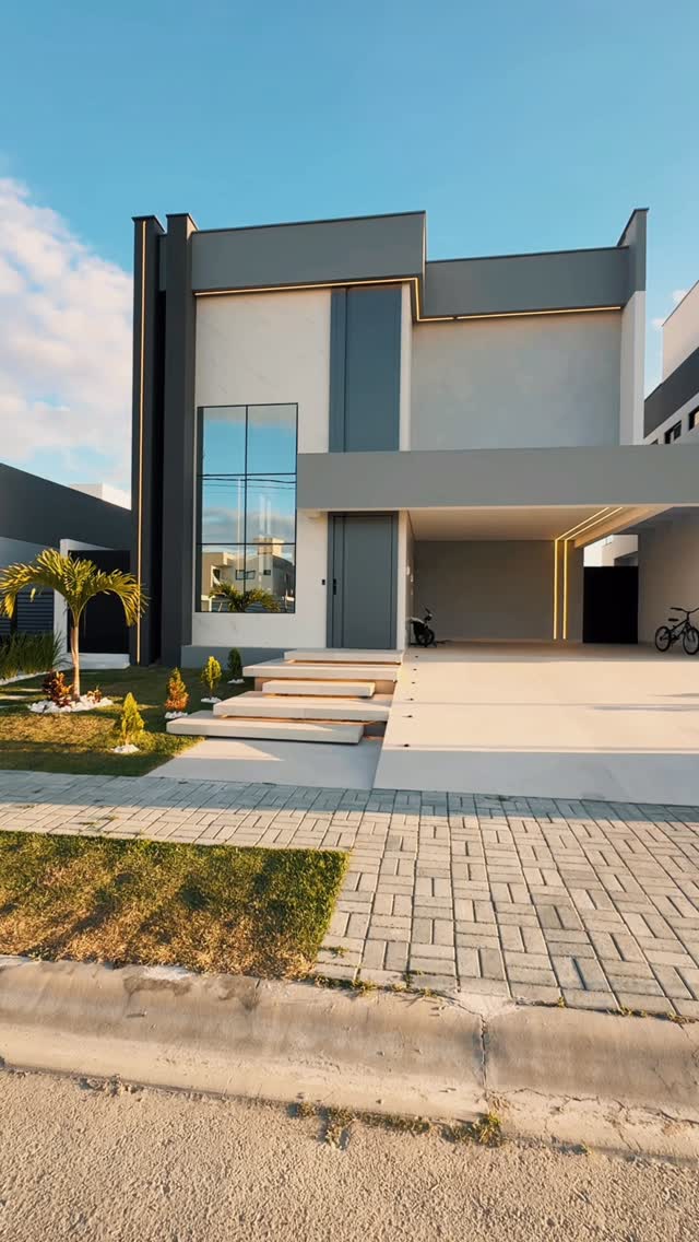 Fachada da Casa Maia, residência com pé-direito alto e iluminação acolhedora