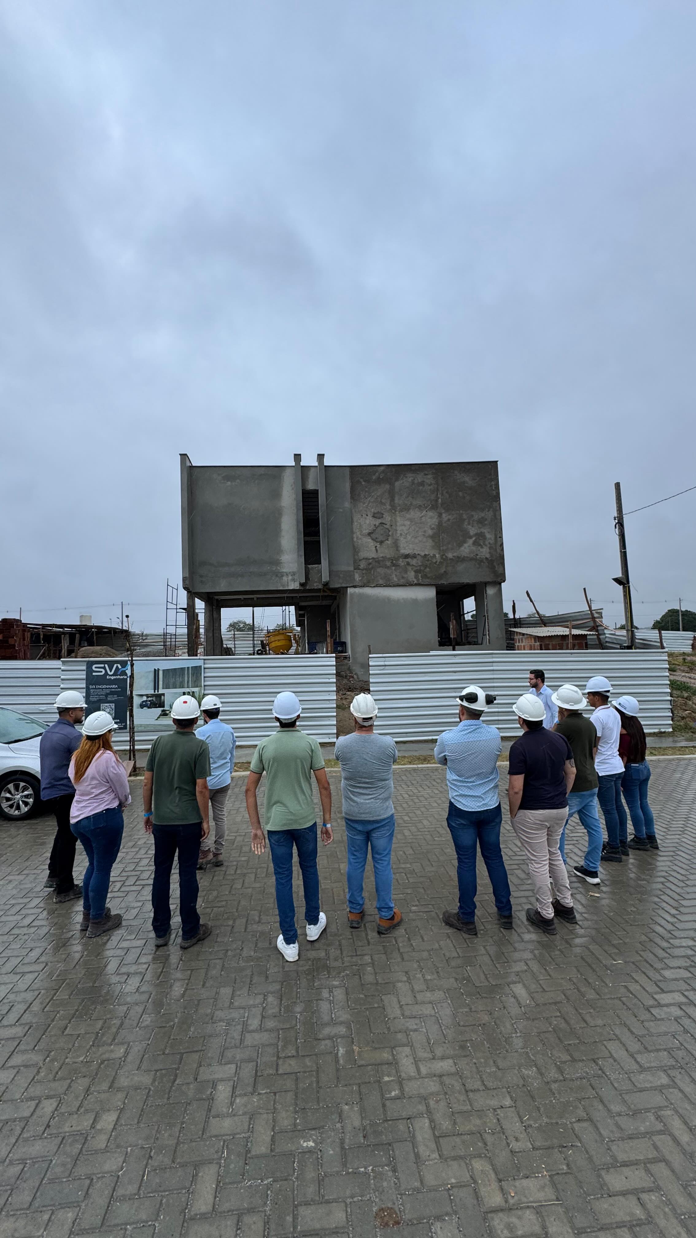 Visita da turma de Engenharia Civil da UNINASSAU a uma obra da SVX